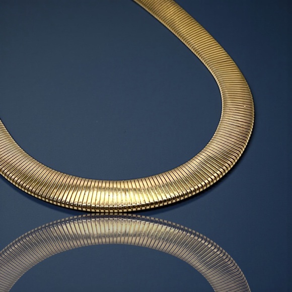 Bold Chic Vintage Polished Gold Tone Omega Statement Choker Necklace - Picture 6 of 16